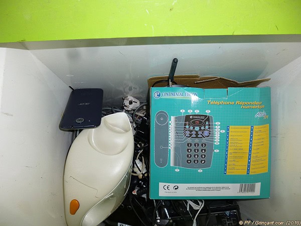 Smarphone et bouilloire électrique.