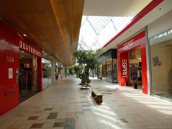 Allée déserte d'un centre commercial de la région rennaise – 31/03/2015-13h50
