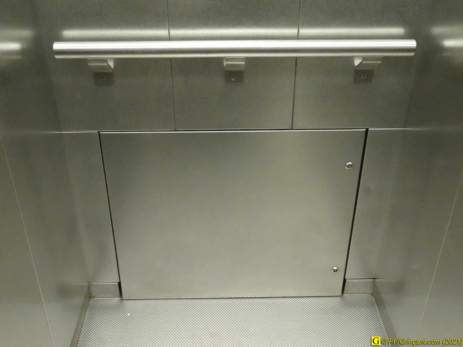 Trappe pour cercueils dans une cabine d'ascenseur