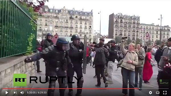 Capture vidéo Ruply TV, manif du 26/05/2016 à Paris, blessure grave de Romain D. par grenade CRS