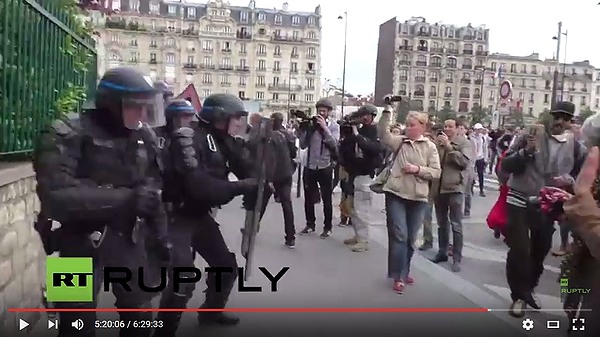 Capture vidéo Ruply TV, manif du 26/05/2016 à Paris, blessure grave de Romain D. par grenade CRS