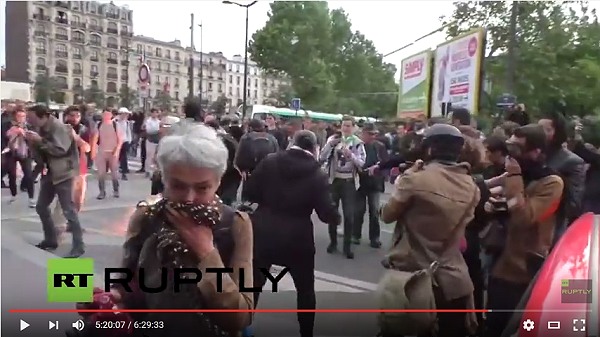 Capture vidéo Ruply TV, manif du 26/05/2016 à Paris, blessure grave de Romain D. par grenade CRS