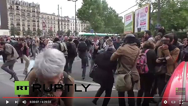 Capture vidéo Ruply TV, manif du 26/05/2016 à Paris, blessure grave de Romain D. par grenade CRS