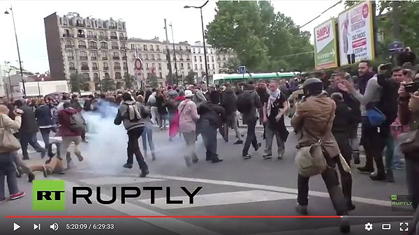 Capture vidéo Ruply TV, manif du 26/05/2016 à Paris, blessure grave de Romain D. par grenade CRS