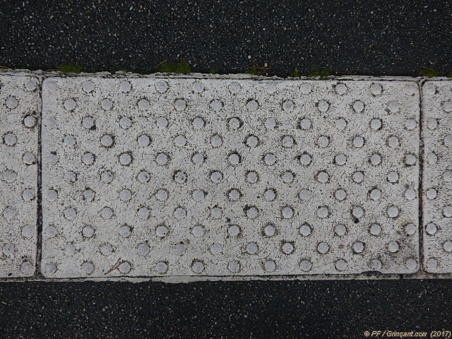 Détail plaque antidérapante sur trottoir