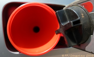 Entonnoir pour mettre de l'urée (AUS32) en pissant dans son réservoir