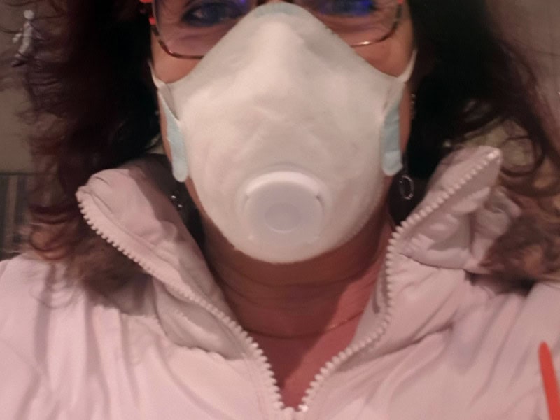 Femme avec masque FFP3 à valve. Photo principale sur site de rencontres — 05/09/2020-AM