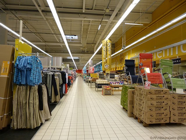 Géant Casino le 8 mai 2015 à 10h00, allée principale déserte 1