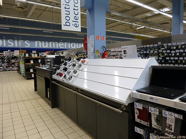 Géant Casino, stand appareils photos numériques le 16/04/2015-09h50