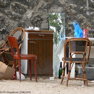Logement parisien avec vue sur mur et ciel
