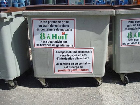 Magasin 8 à Huit, containers avec produits javellisants et menaces de poursuites par la gendarmerie