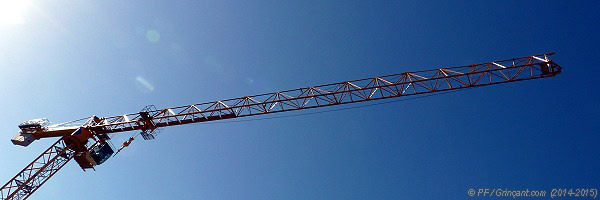 Grue de chantier sur ciel ensoleillé