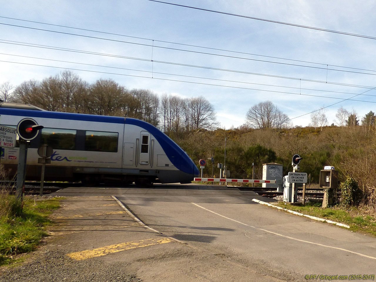 Passage à niveau fermé (Bretagne), avec TER (03/2015)