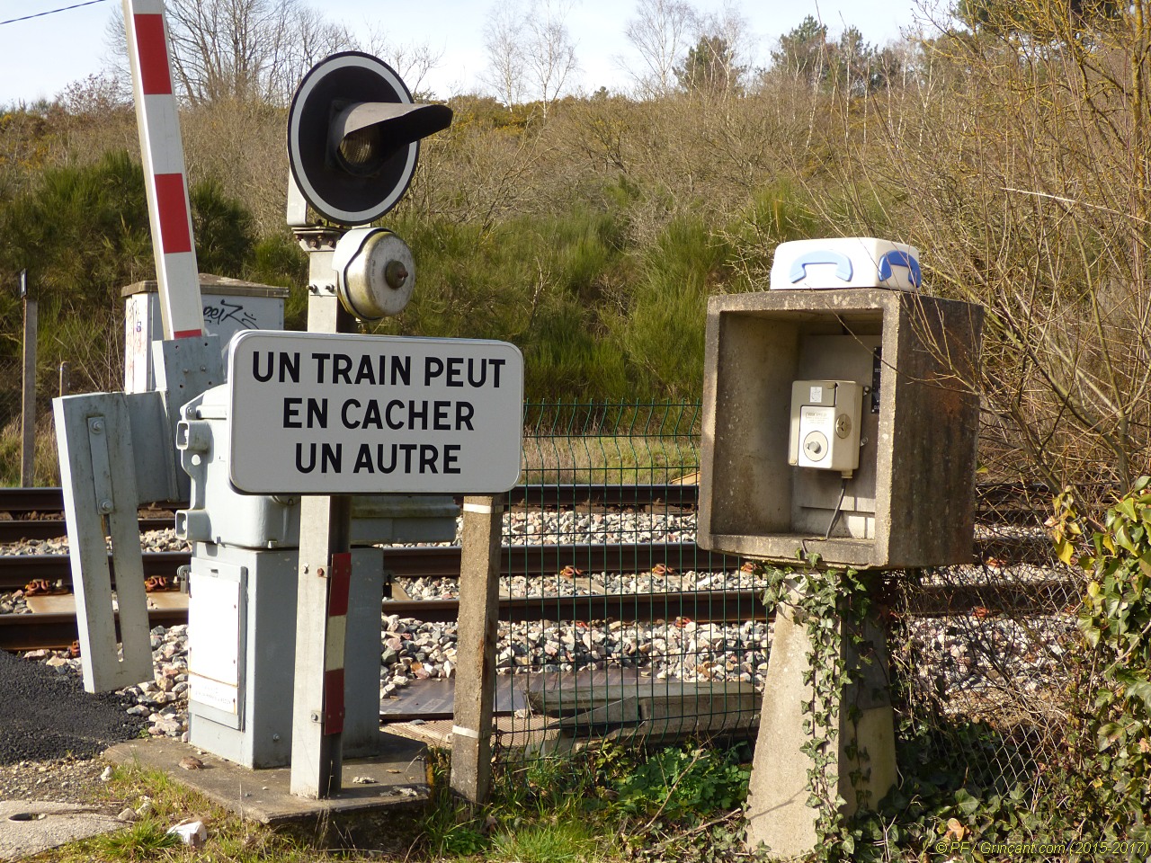 Passage à niveau (Bretagne), détail barrière et téléphone (03/2015)