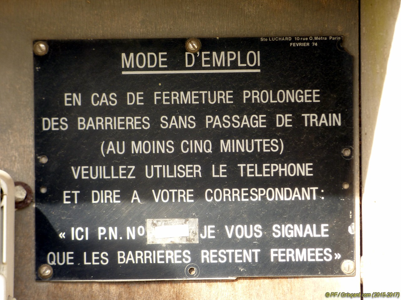 Passage à niveau (Bretagne), consignes si barrières fermées (03/2015)