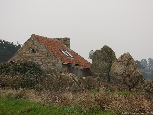 Direction le bourg de Plougrescant, maison avec antenne satellite sur rocher