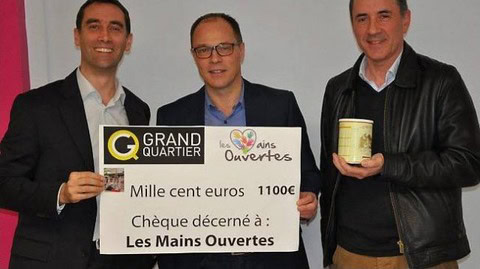 Grand Quartier remet un chèque de 1100€ à Les Mains Ouvertes - Ouest-France 31/03/2015