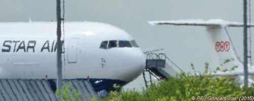 Un avion Star Air à côté d'un avion TNT à Rennes-St-Jacques, le 28/04/2015