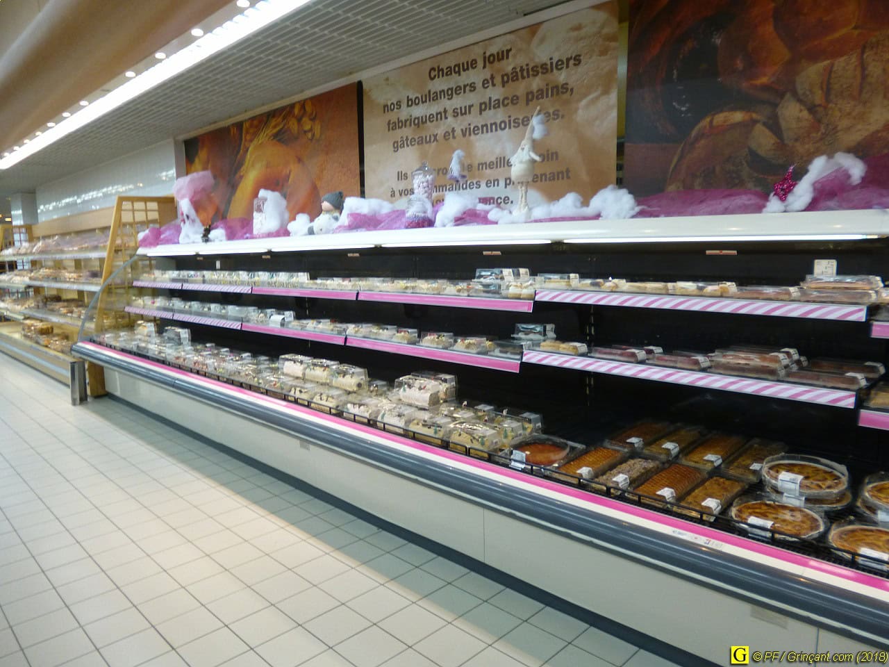 Rayon “gâteaux festifs” dans un supermarché, le 24 décembre 2018, peu avant la fermeture
