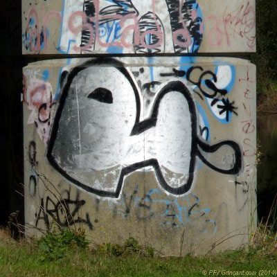 Street art sous un pont, arrosoir en peinture métallisée