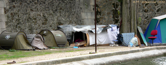 Campement de fortune sur le bord du Canal Saint-Martin