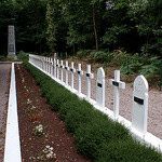 Cimetière avec une rangée de tombes blanches