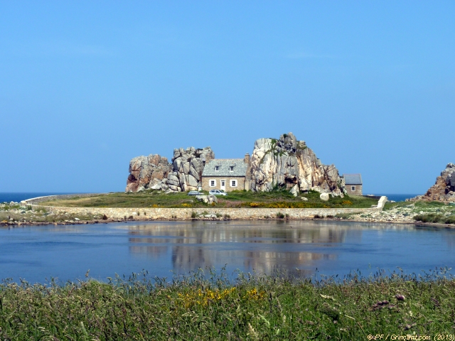 Entre étang et mer, le Castel Meur – Vision diurne