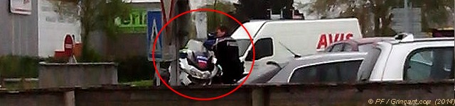 Flic caché derrière ses jumelles Flic caché derrière ses jumelles