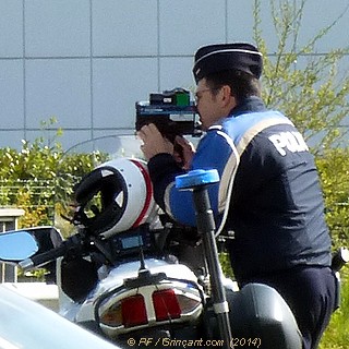 Encore un flic avec ses jumelles, joyeuses Pâques !