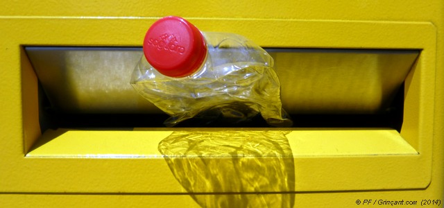 Prête à être expédiée à Éco-Emballages, une bouteille d'eau PET aplatie (ne pas timbrer) Une boutelle PET aplatie dans une boîte aux lettres de La Poste