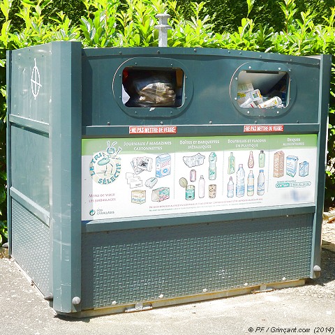 Un conteneur "tri sélectif" qui déborde Conteneur résidentiel tri sélectif