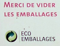 Vider les emballages, voilà qui n'est pas idiot. C'est Eco-Emballages qui le recommande Sur le conteneur, "Merci de vider les emballages" & Mention et logo Eco-Emballages