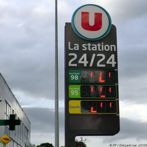 Le totem du parking d'un Super U de campagne, impossible de photographier les prix