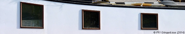 Jeu de carrés sur un canal historique (photos) Fenêtres d'une péniche, carrées.
