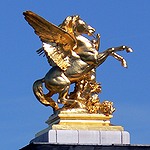 La révolte gronde, oyez ! Pégase, pont Alexandre-III