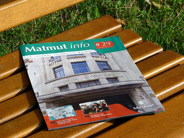 Matmut info #29, oubli d'un "sociétaire" ? Le numéro 29 de Matmut info, posé sur un banc public