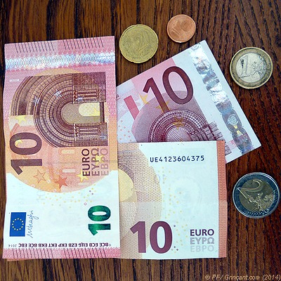 30 euros en 3 billets de 10, et 3,21 en pièces. 5 euros manquent à l'appel.