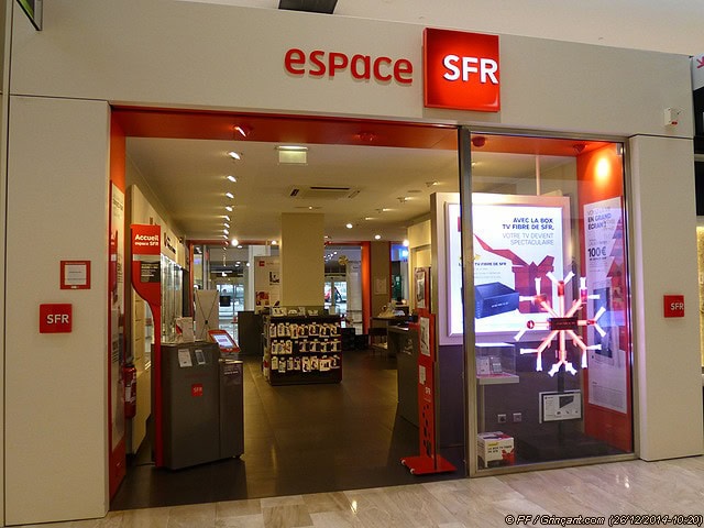 Les vendeurs aussi ont l'air de faire la tronche Boutique SFR déserte – 20141226-10h20