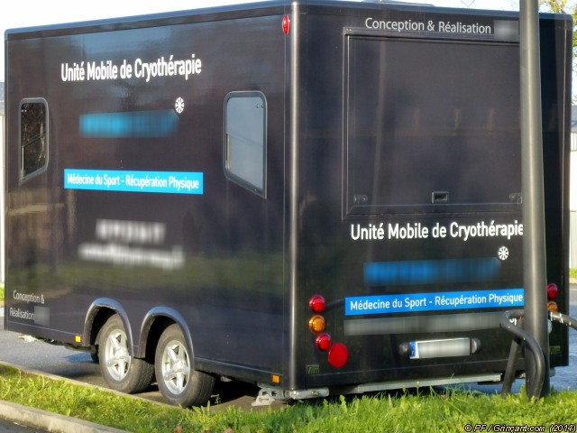 Drôle de remorque sur ce parking d'hôpital