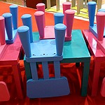 Chaises d'enfants retournées sur les tables