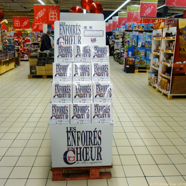 Passez à gauche ou à droite, mais prenez un coffret ! Palette de coffrets "Les Enfoirés en Choeur" dans l'allée principale d'un hypermarché – 13/12/2014