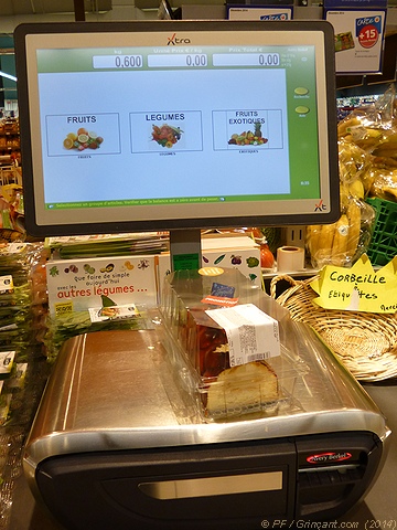 La bûche de 690 grammes sur la balance "fruits et légumes", pesée à 0,600 kg