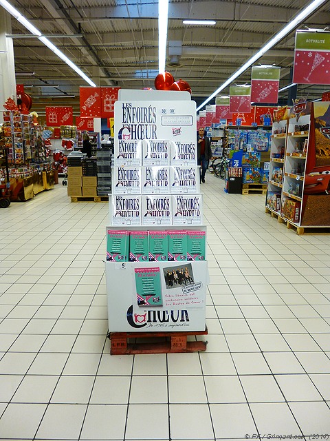 Ça ratisse large... Présentoir Les Enfoirés en Choeur avec livre "13 à table !", évolution au 18/12/2014