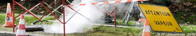 Photos sexuellement explicites pour DSK Panneau "Attention vapeur" devant une sortie d'égout