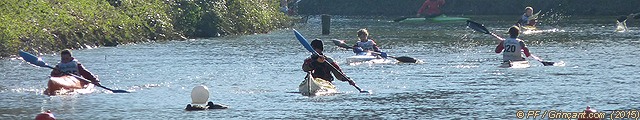 Compétition de jeunes kayakistes sur le canal d'Ille-et-Rance