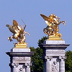 « La Renommée au combat » et «Pégase tenu par la Renommée de la Guerre » du pont Alexandre-III