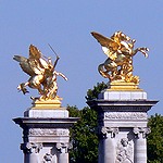 Loi Macron, miasmes, gangrène, tumeurs démocratiques « La Renommée au combat » et «Pégase tenu par la Renommée de la Guerre » du pont Alexandre-III