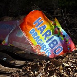 Sac de Haribo près d'une bouche d'égout. c'est beau la vie !