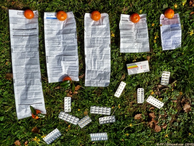 Notices pharmaceutiques et plaquettes de médicaments dans l'herbe