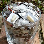 Pôle Nord, pôle Sud, suis-je dépressif bipolaire ? Verre rempli de médicaments